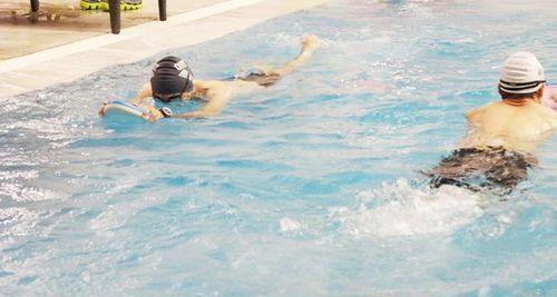 游泳技巧与方法（掌握正确的呼吸方法，顺利游过每个泳池的角落）