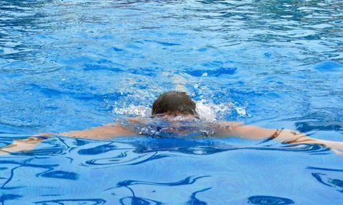 如何游泳一千米不限泳姿（掌握技巧，轻松完成挑战）