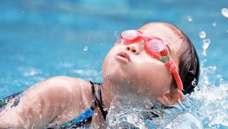 儿童学游泳技巧的重要性（男生如何有效练习游泳技巧）