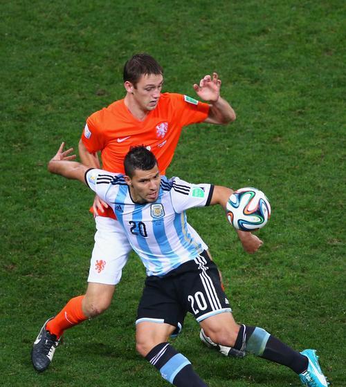 荷兰与阿根廷的世界杯战绩对比（历史对决中的胜负细节及重要）