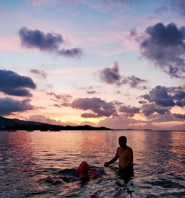 如何在海里学会游泳（掌握海水游泳技巧，畅快戏水一夏）