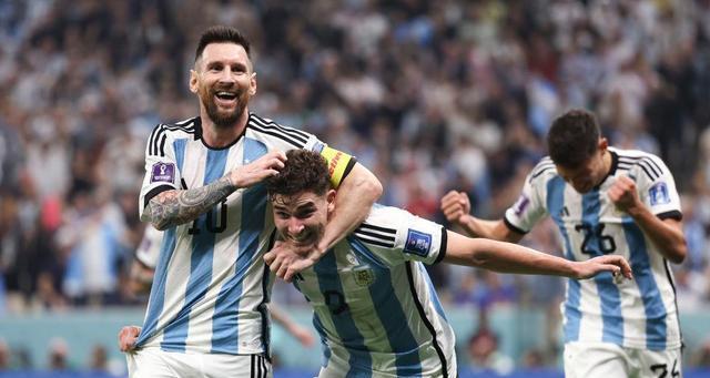 世界杯（激烈对决中的阿根廷和克罗地亚，比赛中双方的进球成为焦点）