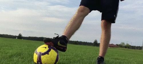 如何快速学会足球技巧（掌握关键技能，成为足球高手）