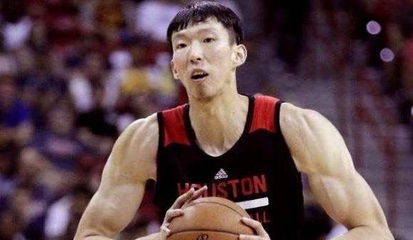 周琦在NBA热点排行榜上崭露头角（中国篮球新星周琦的惊艳表现引起全球关注）