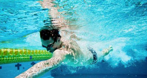 游泳的基本要领及技巧（学会游泳，享受水中乐趣）