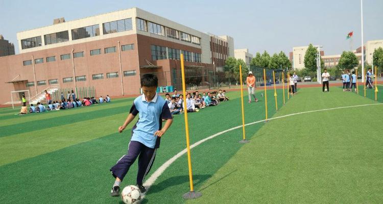 足球绕杆技巧的学习与应用（掌握绕杆技巧，提升足球水平）