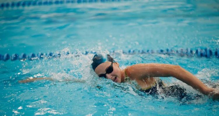 游泳50米换气技巧-呼吸节奏让你游得更快更顺畅（提高游泳速度的关键诀窍，游得更远更快）