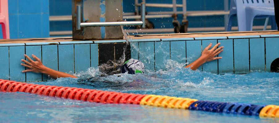 如何提高游泳运动员的技巧水平（通过科学训练和良好习惯，助力游泳运动员在比赛中取得突破）
