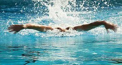 掌握游泳技巧的有效方法（从零基础到游泳高手，跟着这些方法学游泳吧！）