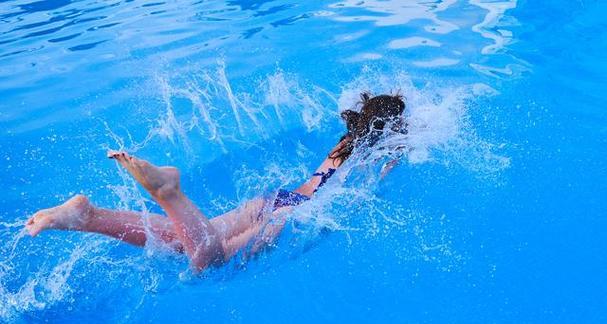 游泳小技巧（轻松学会游泳，让你的夏天更有趣！）