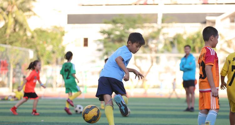 小学足球训练之带球过人技巧（提升小学生足球技能的关键技巧）