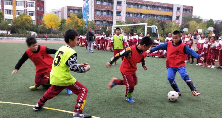 足球简单技巧小学生必备（培养孩子们足球技巧的关键是什么？）