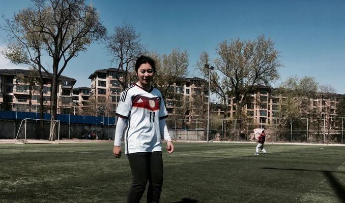 足球女孩的穿搭技巧（踢出自信与时尚的足球风格）