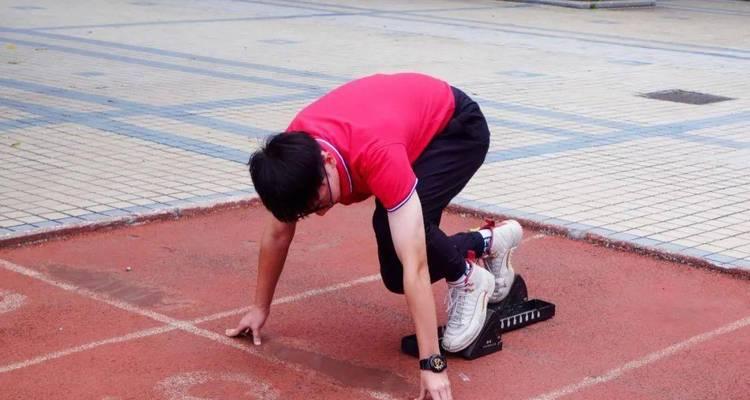 足球头球基本技巧微课（掌握头球技巧，提高比赛实力）