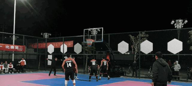 如何准确地防守篮板球（打造无懈可击的篮板战术体系）