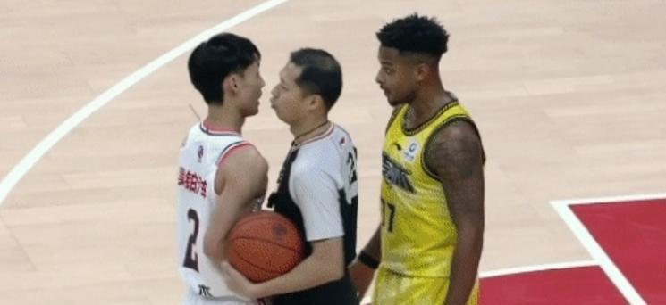 当队友让你防守——如何提升篮球防守技巧？（提高防守水平，成为团队的防守利器）