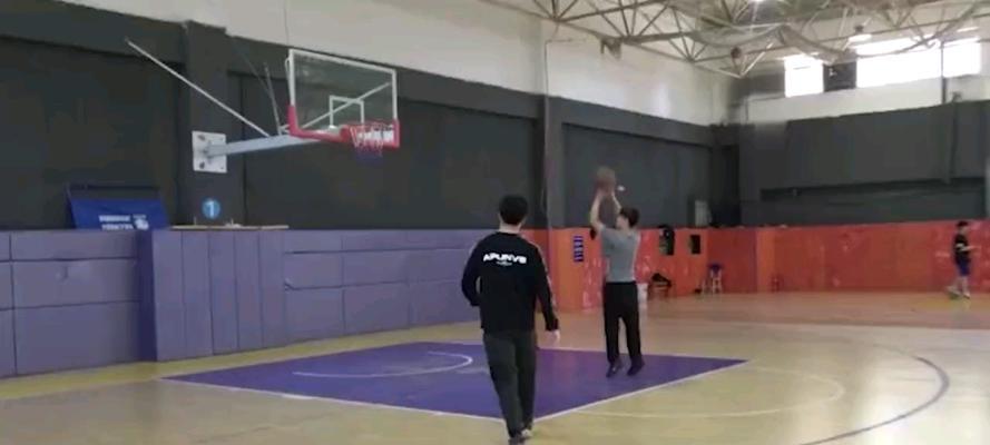 打篮球必备技巧（掌握防守篮球的关键技巧，成为篮球场上的守门神！）