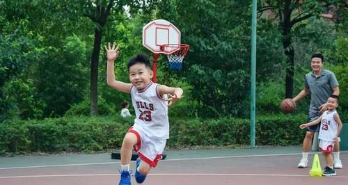 小朋友篮球防守基本功训练——培养未来篮球之星（提升防守技巧，打造坚实篮球防线）