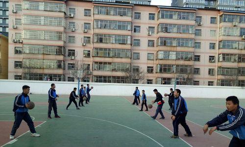 小学篮球团队防守训练方法（提升小学篮球团队的防守技能，打造坚实的篮球防守基础）
