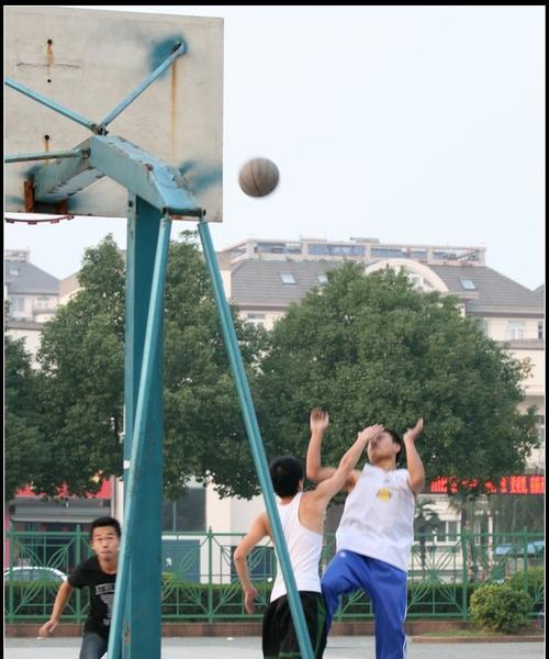 探究一对一防守篮球的重难点（突破、封盖、拦截，解密防守之道）