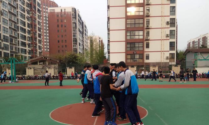 篮球场上的防守策略（如何培养小队员的防守技巧）