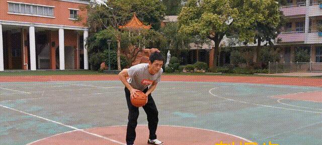 篮球比赛中的防守脚步要求（掌握关键技能提升防守效果）