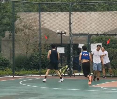 如何应对篮球比赛中的侧板凳防守球（打破侧板防守壁垒的关键技巧）