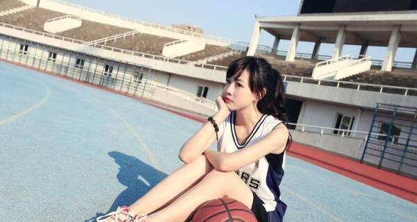 篮球场上的女子封锁（男孩子在篮球场上的无奈和挑战）