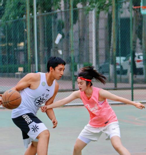 打篮球先学防守（女生篮球技巧提升攻防均衡）