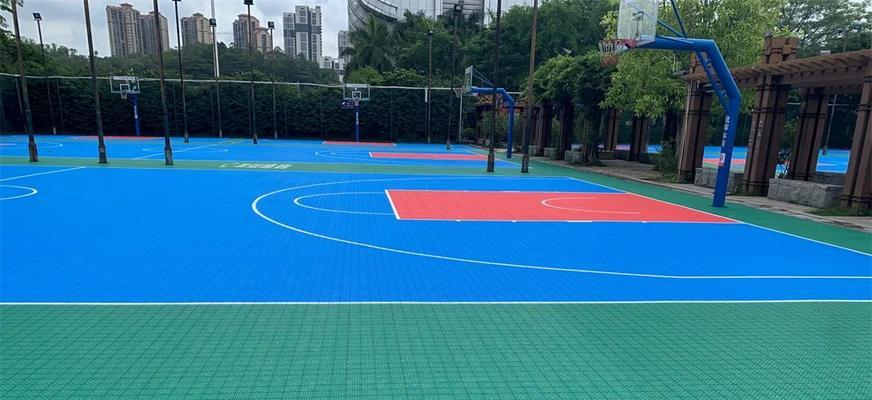 如何提升篮球场防守力（关键技巧和训练方法助你成为出色防守球员）