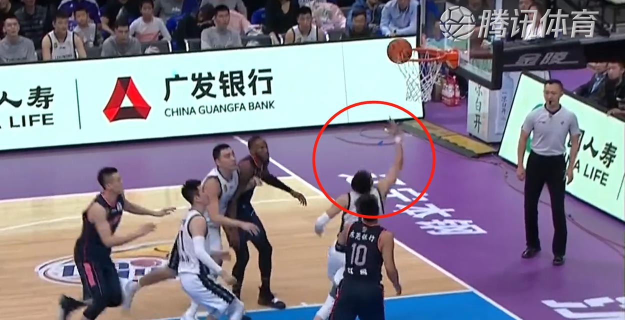 探究篮球顶级防守1v1策略（揭秘篮球顶级防守1v1规则与技巧）