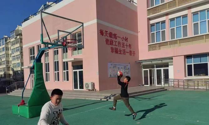 小学生篮球防守阵型的选择和应用（深入了解小学生篮球防守战术，提升比赛实力）