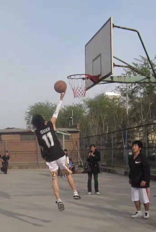 联防意识（拆解篮球盯人防守的技巧和策略）