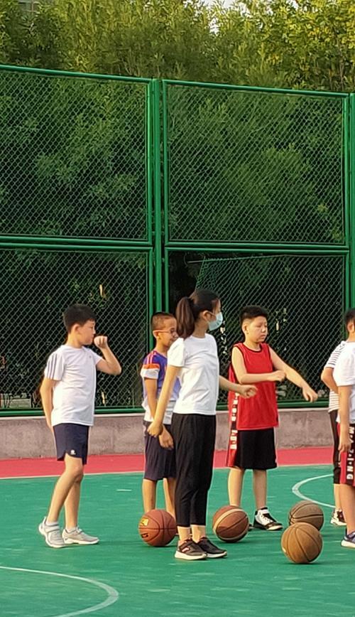 幼儿篮球防守脚步基础训练（培养幼儿篮球防守能力，从脚步开始）