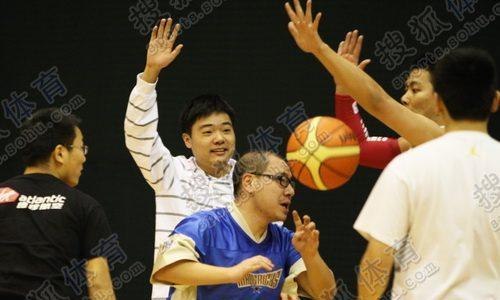 以思佳纳传媒教你篮球防守技巧（全面提升篮球防守能力，成为精准封堵的守护神）
