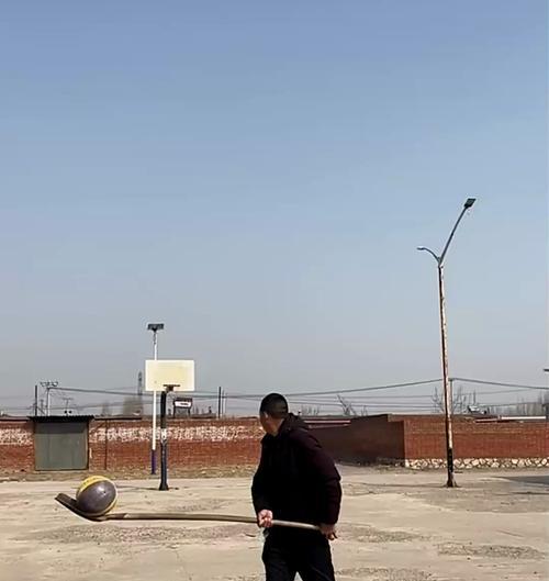 篮球背投的防守要点（打造坚固篮下防线，有效封堵对手得分机会）