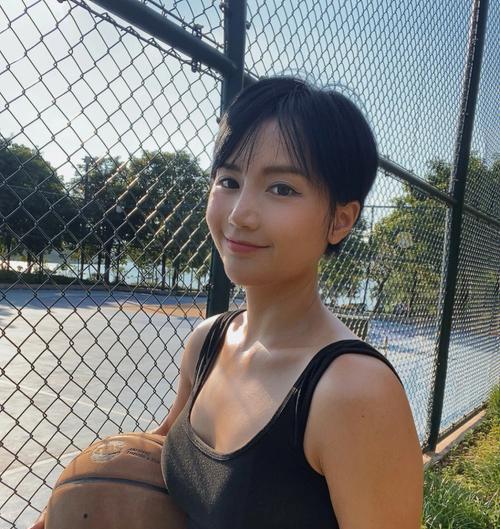 如何有效防守进攻——篮球女生的技巧与战术（全面提升篮球女生防守能力，掌握制胜关键）