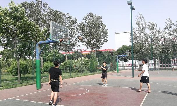 篮球场上的防守与投篮（探究篮球场上防守与投篮的不同之处以及关键技术和策略）
