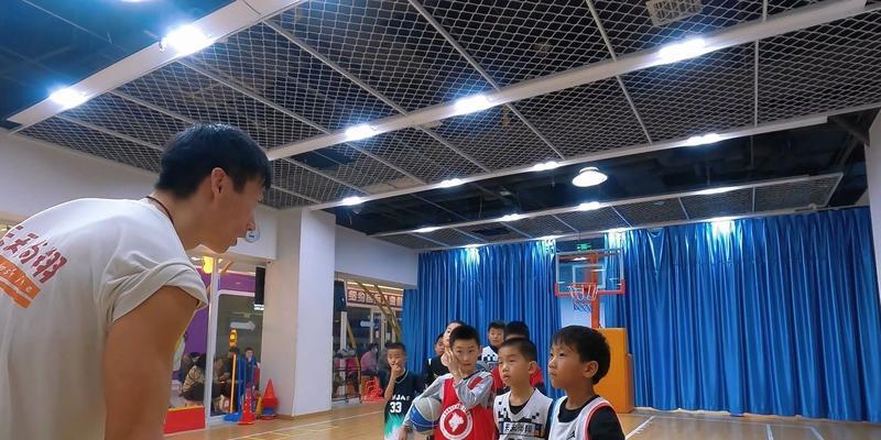 少儿篮球防守交叉步教学方法（打好基础，提升防守效果）