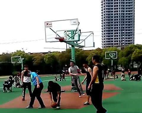 打篮球进攻与防守技巧详解（提高个人实力，成为全能球员）