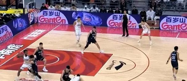 打篮球技巧（身高不是问题，技巧才是关键）