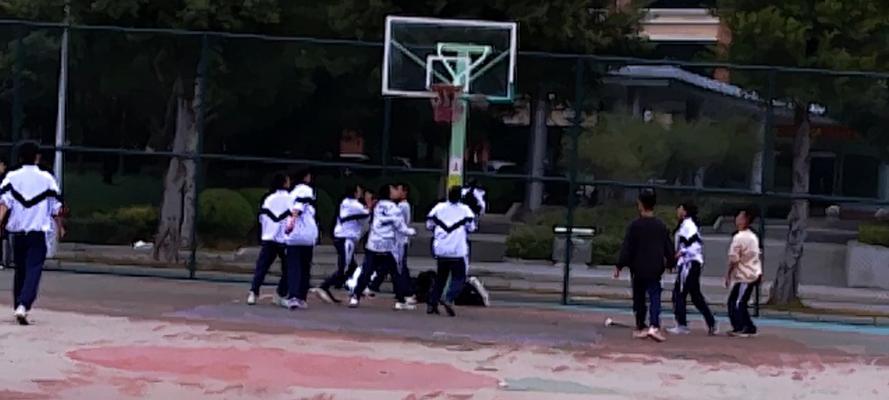 篮球对抗班赛防守技巧（提升个人防守能力，助力班赛胜利）