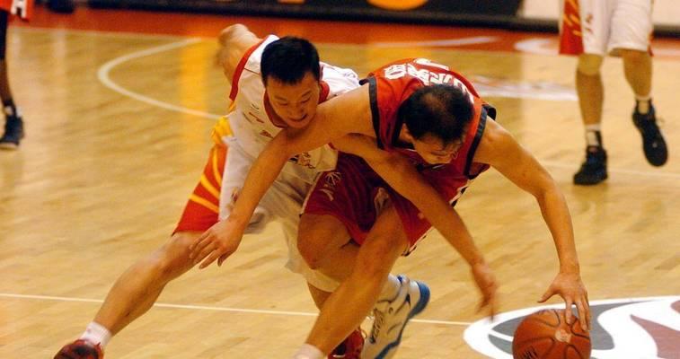篮球防守者是否可以撞人？（中国篮球界对防守规则的解读与实施）