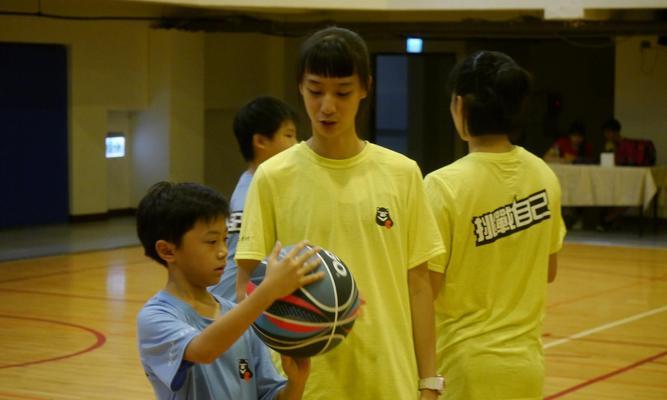 篮球比赛前防守热身操，助你保持敏捷防守（关键动作让你快速适应比赛节奏，保护球场防线）