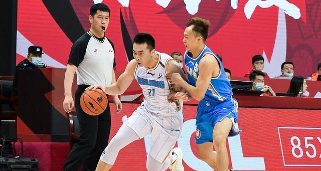 防守犯规（以防守为主攻击对手）