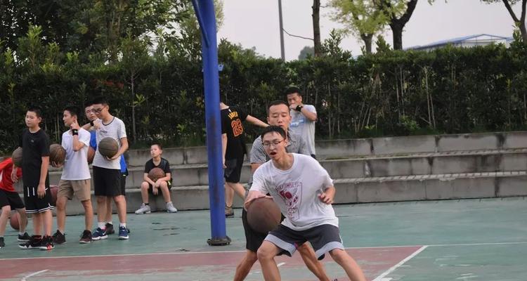 高效提升篮球1v1防守能力的训练方法（从基础训练到实战技巧，打造出色的个人防守能力）