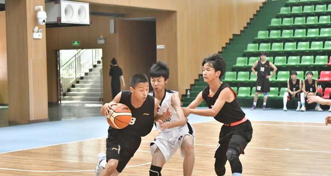 篮球教学初中生的防守技巧（掌握关键技巧提升篮球防守水平）