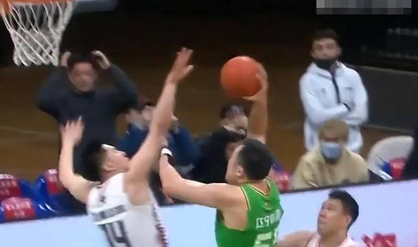 篮球防守技巧与策略（如何应对抢球撞人情况下的防守技巧）