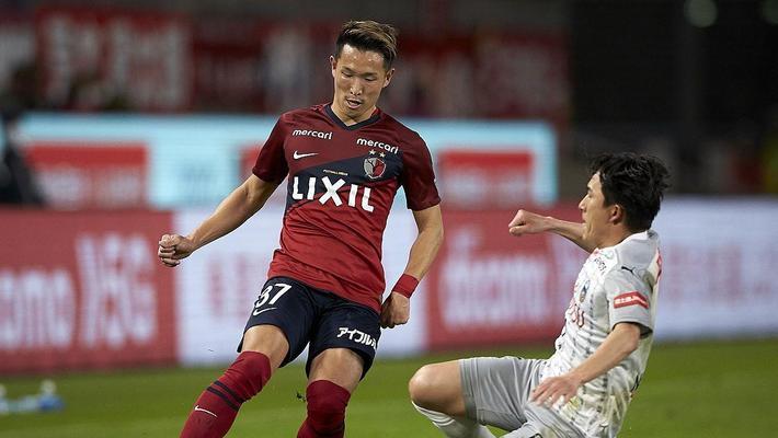 新手踢足球中锋技巧（打造出色中锋的秘诀与训练方法）