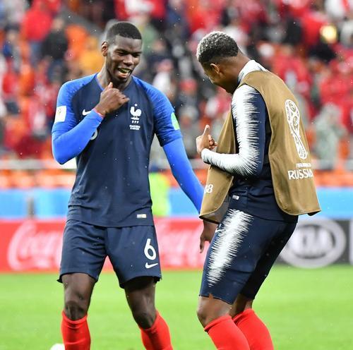 足球超酷技巧男生跳舞（用脚下的神奇演绎身体的舞动，足球舞者的狂野跃动）